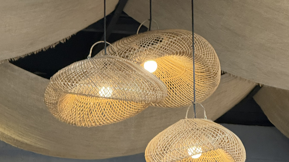 Designerska lampa wisząca w sypialni z ciepłym abażurem