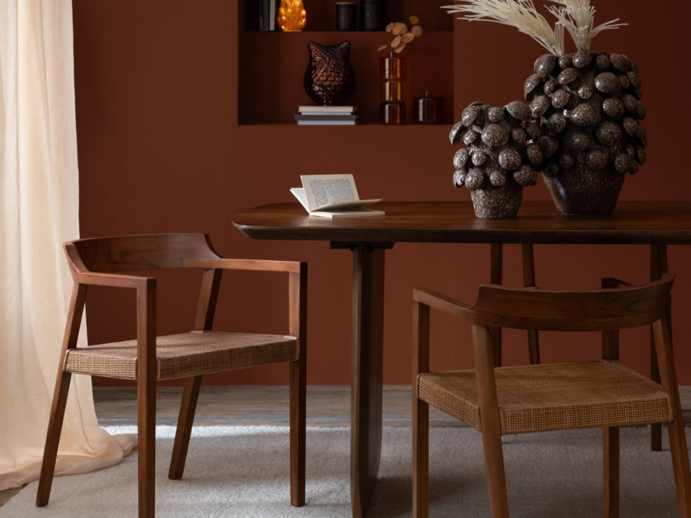 Salon z designerskimi meblami i dodatkami do wnętrz